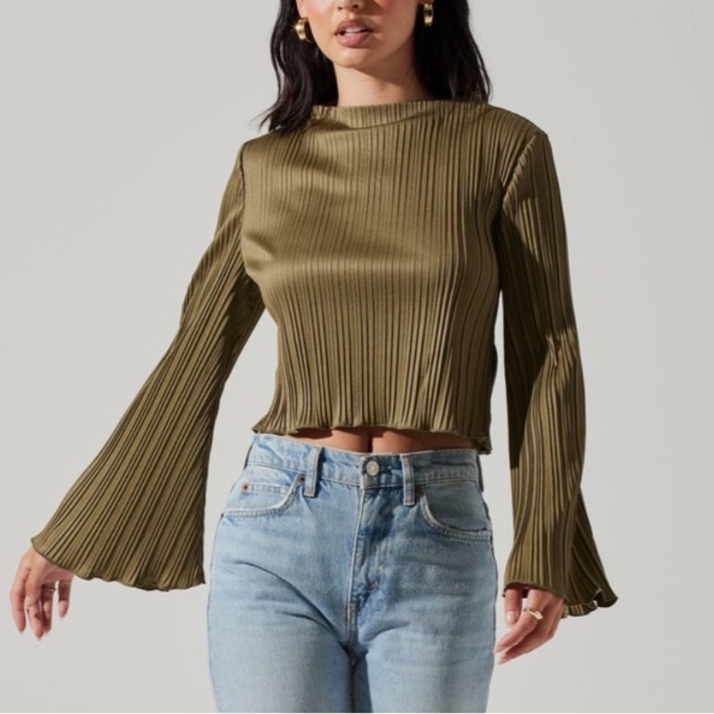 Astr Olive Green Pleated Long Sleeve Crop Blouse